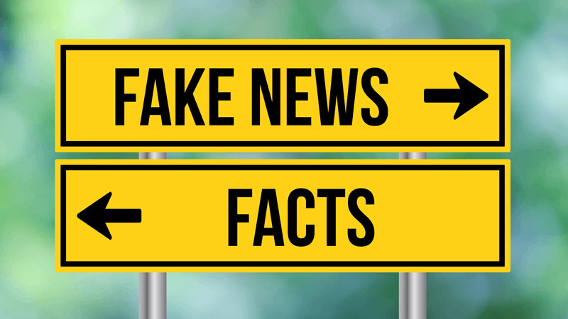 cartelli con scritto fake news e facts